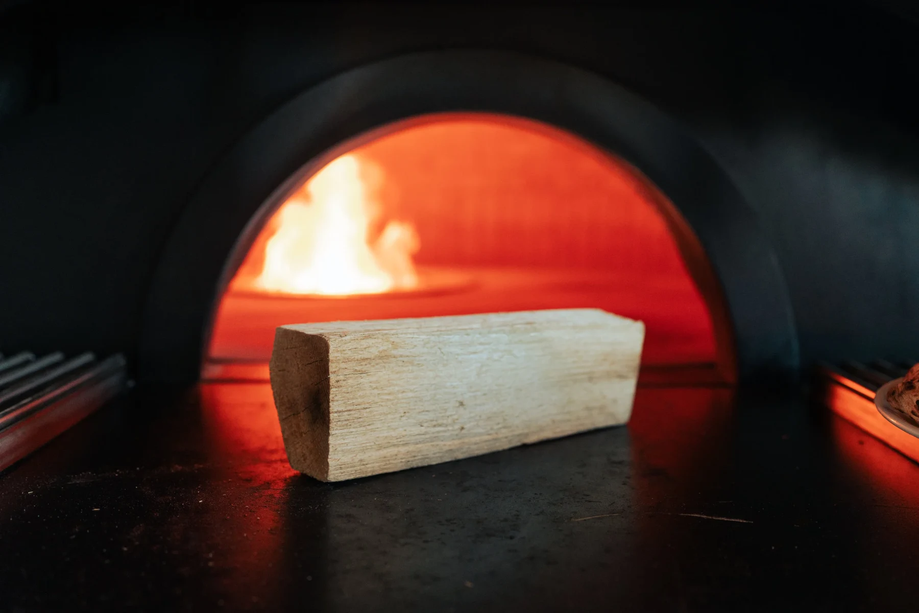 Lángoló tűz egy pizzakemence boltozata alatt